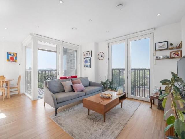Apartment for rent in Blenheim Gardens Estate, Greater London