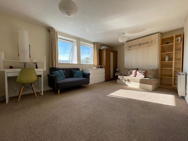 Apartment for rent in London Borough of Merton, Raynes Park