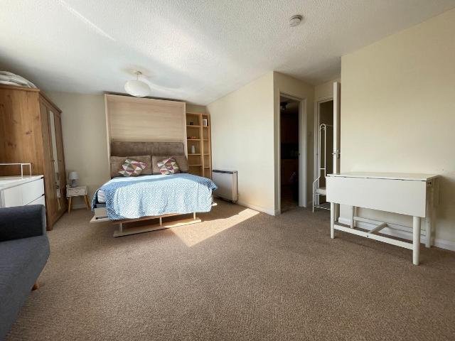 Apartment for rent in London Borough of Merton, Raynes Park