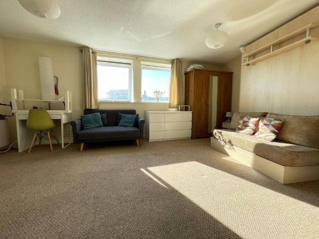 Apartment for rent in London Borough of Merton, Raynes Park