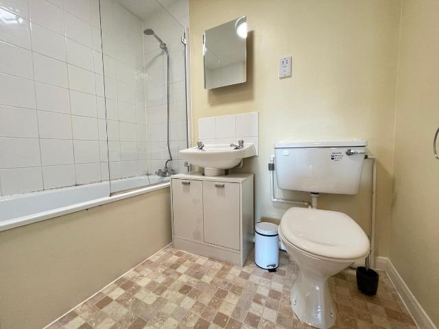 Apartment for rent in London Borough of Merton, Raynes Park