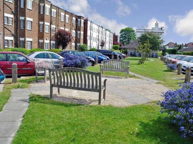 Apartment for rent in London Borough of Merton, Raynes Park