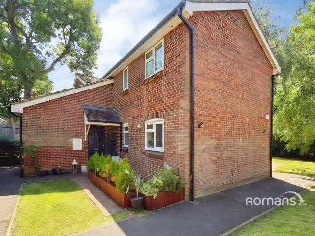 Apartment for rent in Cowley, Greater London