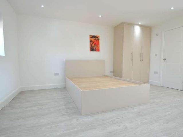 Apartment for rent in Lower Halliford, Surrey
