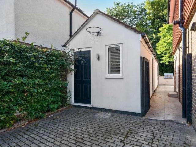 Apartment for rent in Goldsworth Park, Woking