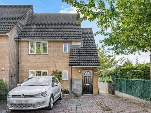 Apartment for rent in Woodcote Green, Greater London
