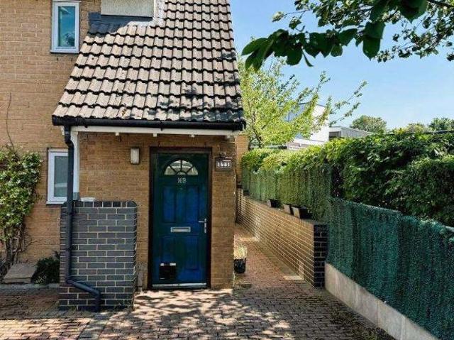 Apartment for rent in Woodcote Green, Greater London