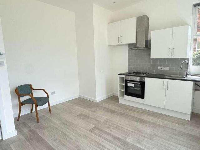 Apartment for rent in Furzedown, Greater London