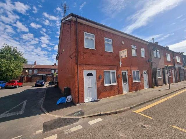 Apartment for rent in Worsley Brow, St Helens