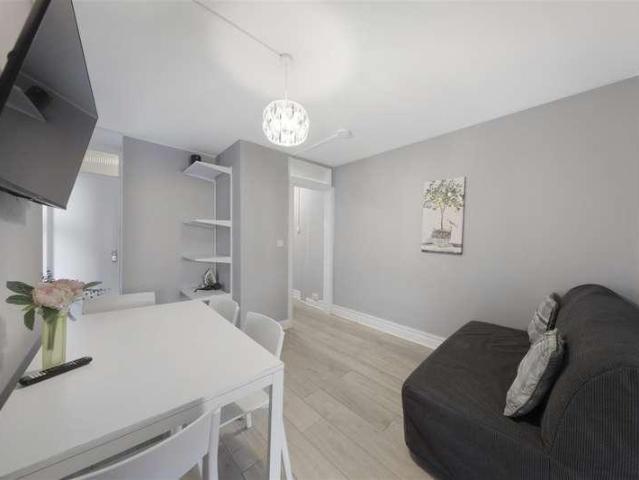 Apartment for rent in Brondesbury, Greater London