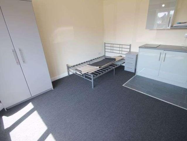 Apartment for rent in Cowley, Greater London