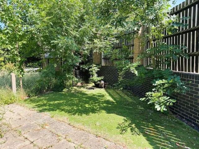 Apartment for rent in Woodcote Green, Greater London