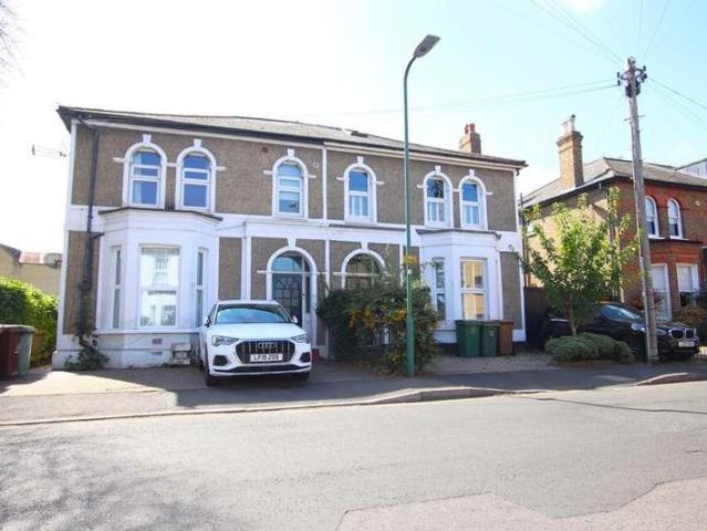 Apartment for rent in Woodcote Green, Greater London