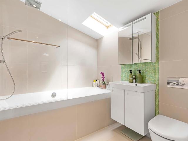 Apartment for rent in Mortlake, Greater London