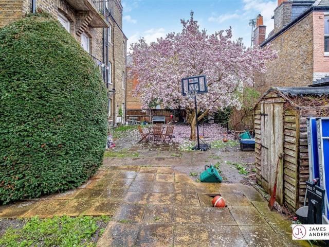 Apartment for rent in Mortlake, Greater London