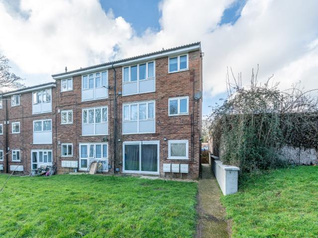Apartment for rent in Highfield, Pouchen End