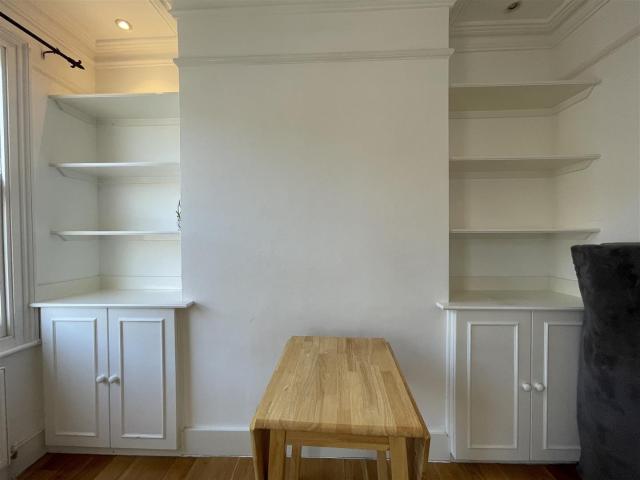 Apartment for rent in Brondesbury, Greater London