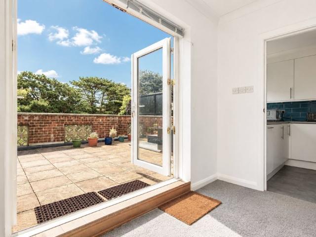Apartment for rent in Branksome Chine, Branksome Park