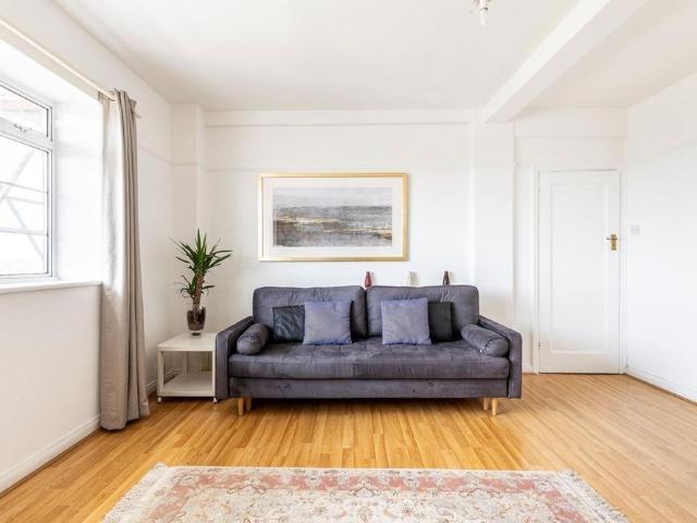 Apartment for rent in West Kensington, Greater London