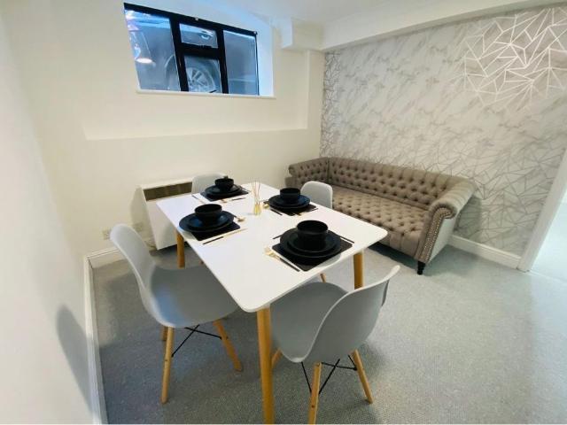 Apartment for rent in Poplar Grove, Greater London