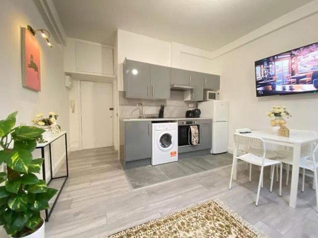Apartment for rent in Mapesbury, Greater London