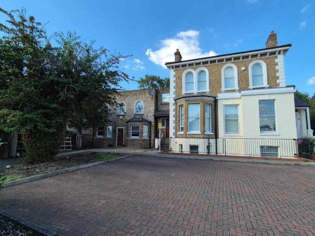 Flat for sale in London Borough of Hounslow, Cat Hill