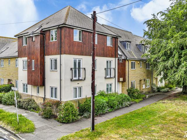 Flat for sale in Alton Barnes, Essex