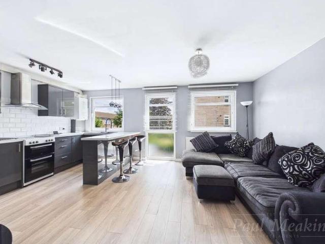 Flat for sale in London Borough of Croydon, Forestdale