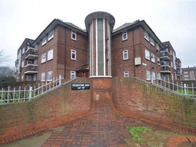Flat for sale in E6, London