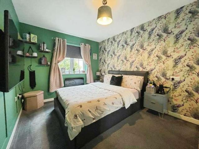 Flat for sale in Greengates, West Yorkshire