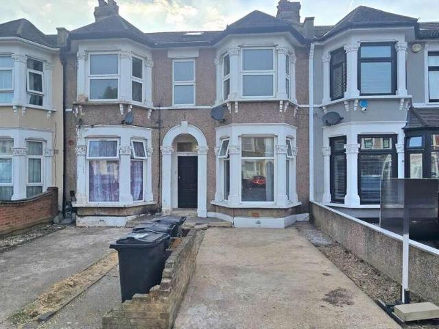House for sale in Seven Kings, Greater London