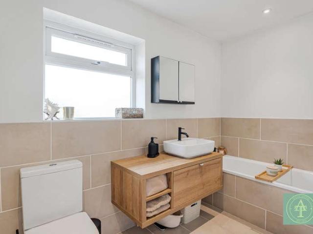 House for sale in Winchmore Hill, Greater London