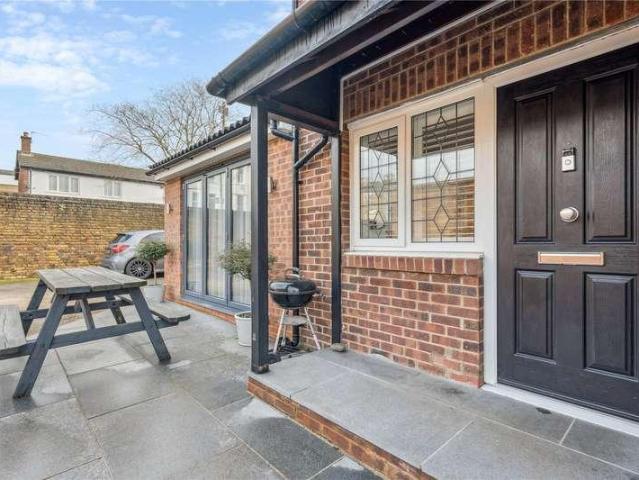 House for sale in Summerstown, Greater London