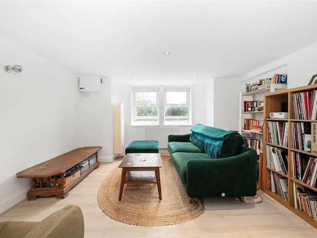 Flat for sale in East Dulwich, Greater London