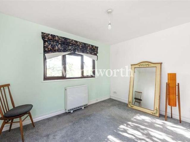 House for sale in Bowes, Greater London