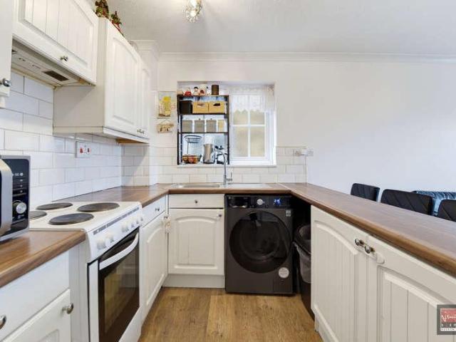 House for sale in Chattern Hill, Spelthorne