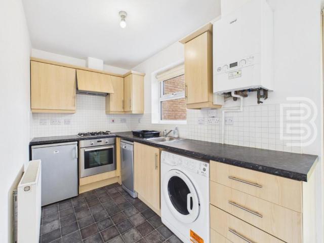 House for sale in Overslade, New Bilton