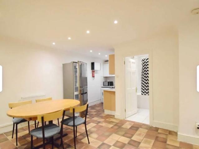 House for rent in Queen's Park, Greater London