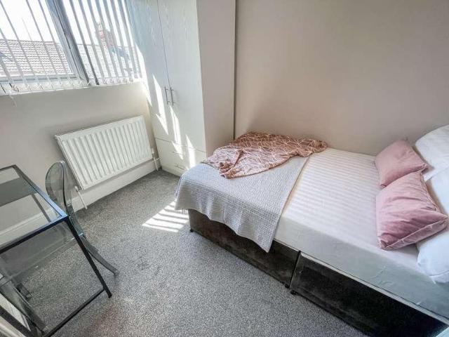House for rent in Elm Park, Calderstones