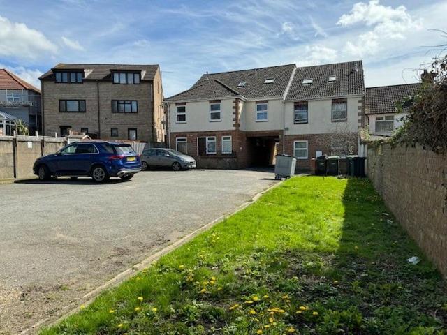 Property for sale in Spring Park, Luton