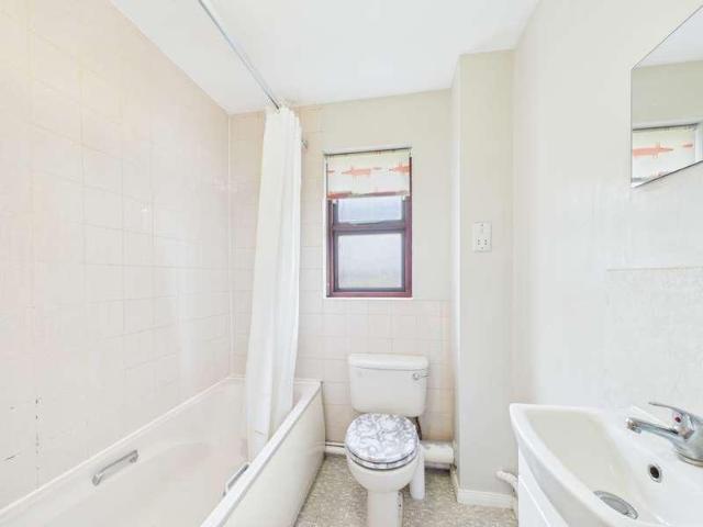 Property for sale in Dee Park, Reading