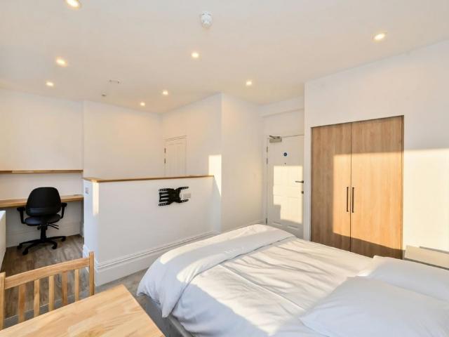 Studio for rent in Brompton, Greater London