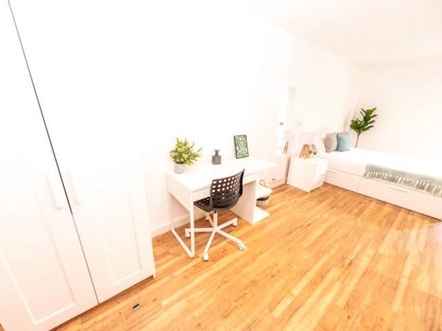 Studio for rent in Calderstones