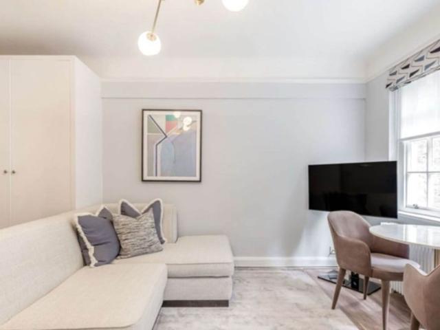 House for rent in Brompton, Greater London