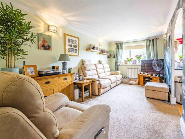 Apartment for rent in Woodhall Farm, Pouchen End