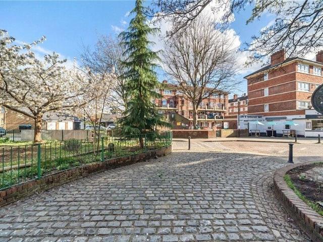 Apartment for sale in Cat Hill, England
