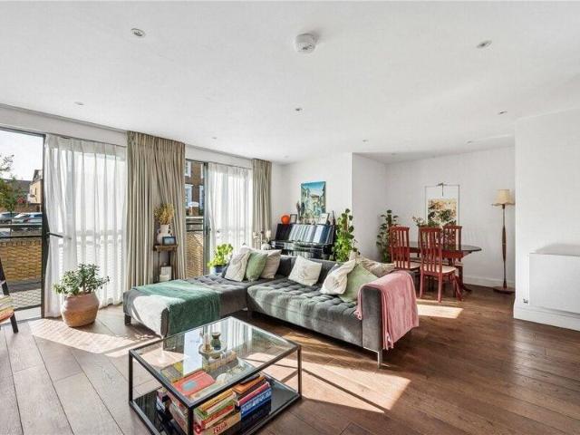 Apartment for sale in Cat Hill, England