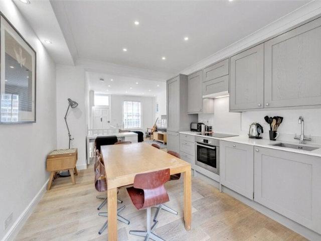 Apartment for sale in Cat Hill, England
