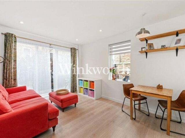 Apartment for sale in Cat Hill, England