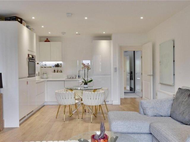 Apartment for sale in Cat Hill, England